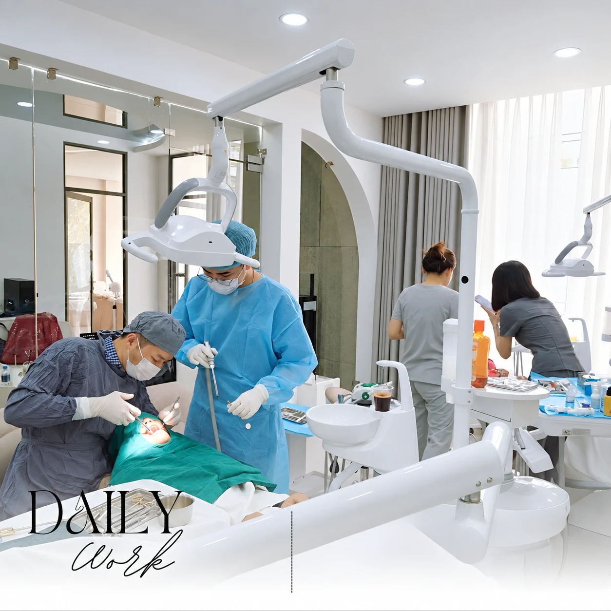 Bác sĩ và ê-kíp chăm sóc khách hàng tại phòng khám